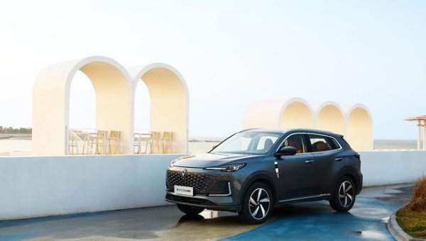 祥富金融 长安全新紧凑级SUV来袭，9.99万起，新蓝鲸1.5T爆发192马力，很强